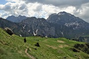 27 Sguardo indietro verso la Baita di Monte Campo con da sfondo Corno Branchino, Arera,... 